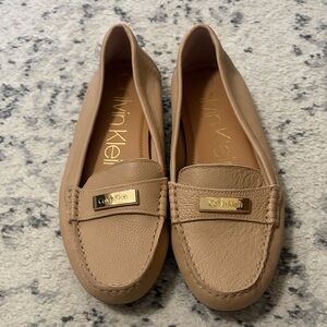 Calvin Klein Nude/Tan Leather Penny Loafers with Gold Plaque SZ 9.5